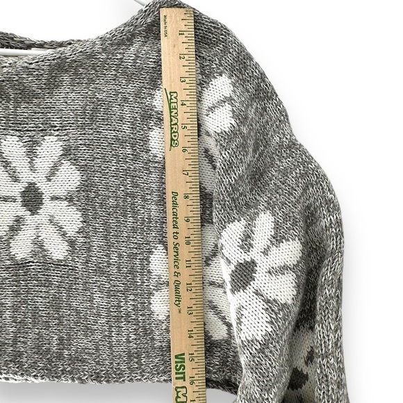 Storia Cropped Floral Daisy Bell Sleeve Sweater Grey/White Women's Size Small - Picture 4 of 8